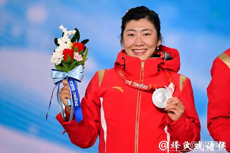 徐梦桃和孙佳旭获自由式滑雪空中技巧世界杯总冠军